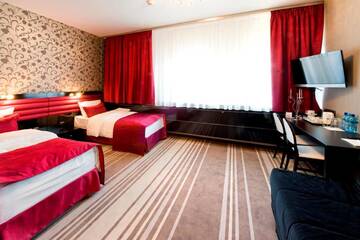Фото номера Трехместный номер Отель Hotel Symfonia Osjaków г. Осьякув 3