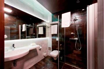 Фото номера Двухместный номер с 1 кроватью Отель Hotel Symfonia Osjaków г. Осьякув 4