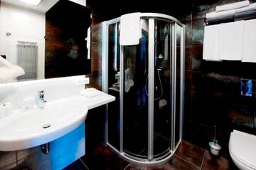 Фото номера Двухместный номер с 2 отдельными кроватями Отель Hotel Symfonia Osjaków г. Осьякув 8